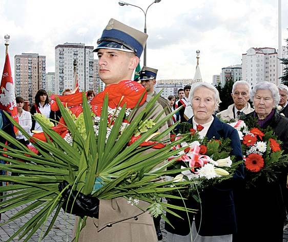Patrzê na to trochê z przymru eniem oka, ale tak jest, e teraz patrzymy na innych, jak na dyrektorów firm. Jak je prowadz¹, jakie s¹ efekty... - Ale Ksi¹dz równie dyrektorowa³ i dyrektoruje... - No tak.