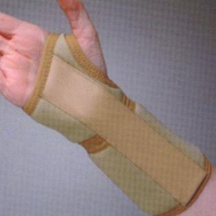 Tutor wykonany jest z lekkiego i oddychającego materiału z wewnętrzną płytką usztywniającą.