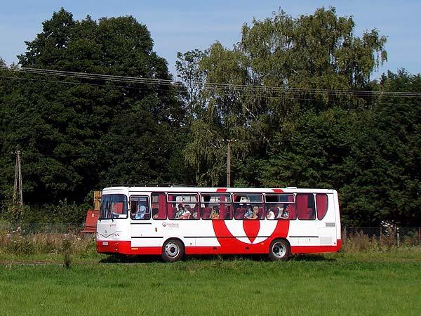 Zmodernizowany skład, podobnie jak pozostałe, posiada elektroniczne wyświetlacze, klimatyzację kabiny motorniczego, monitoring oraz automaty do sprzedaŝy biletów. Nowością są piasecznice.