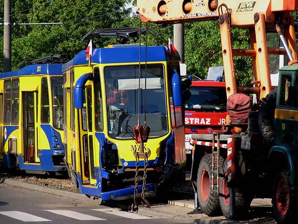 Z pętli do pętli tabor, linie 10 września, około 8 rano doszło do nietypowego zdarzenia. Podczas jazdy skład 224+225 zgubił wagon. Przyczyną tej awarii był urwany sprzęg między wagonami.