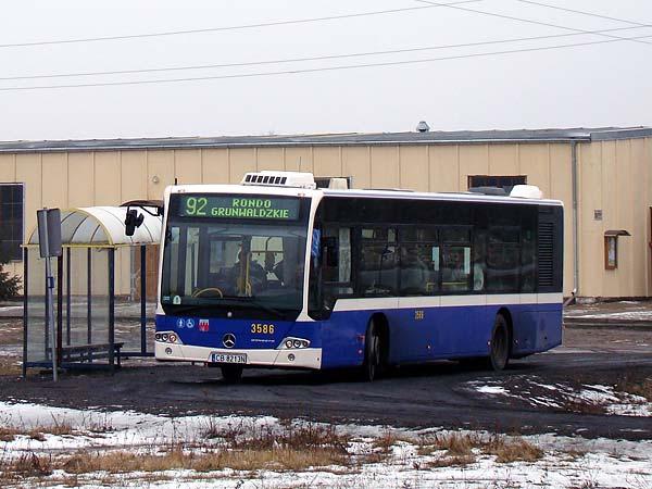 Na zajezdni: Mercedes Conecto LF Adrian Giza Stająca się juŝ standardem niska podłoga skłoniła konstruktorów Mercedesa do opracowania nowego, taniego, niskopodłogowego pojazdu mającego zastąpić stare