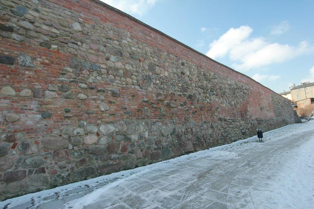 widok na wschodnią stronę murów obronnych. Fot.