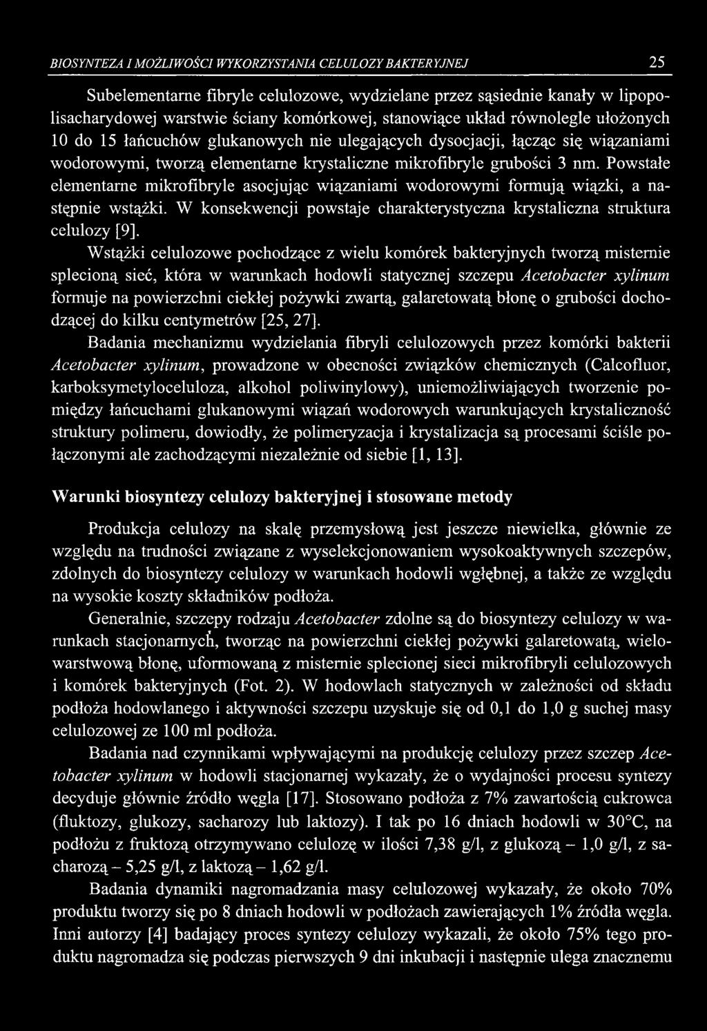 BIOSYNTEZA I MOŻLIWOŚCI WYKORZYSTANIA CELULOZY BAKTERYJNEJ 25 Subelementame fibryle celulozowe, wydzielane przez sąsiednie kanały w lipopolisacharydowej warstwie ściany komórkowej, stanowiące układ