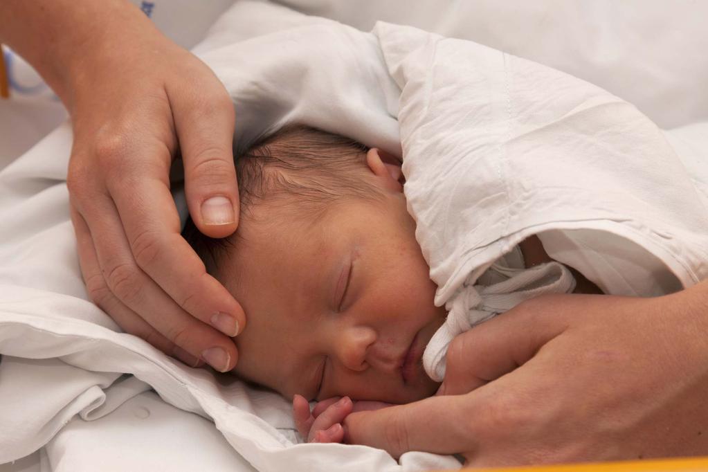 16 PIELĘGNIARSTWO analgezji regionalnej rodząca pozostaje pod opieką położnej anestezjologicznej lub pielęgniarki anestezjologicznej.
