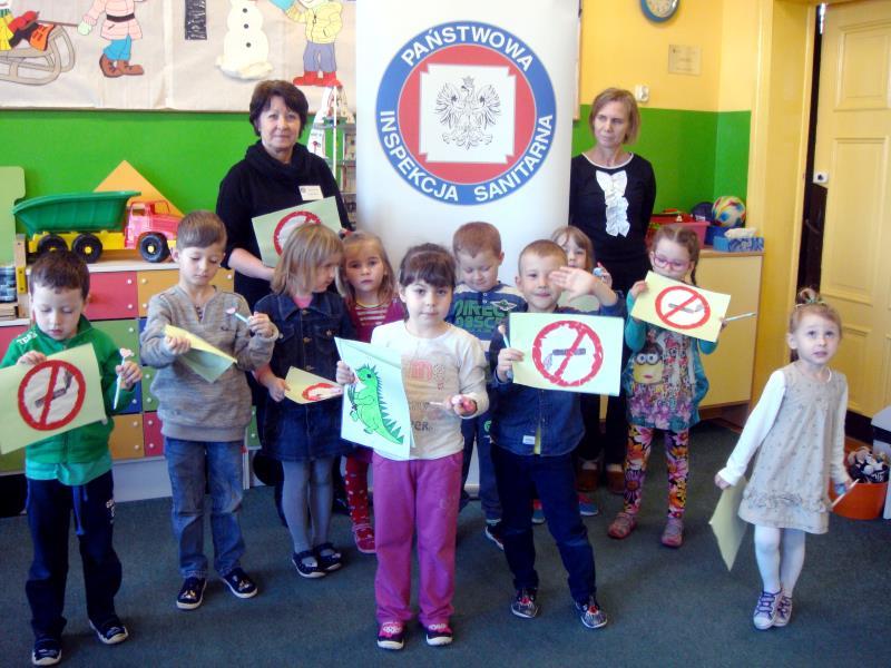 Kadra pedagogiczna realizująca program otrzymała pomoce dydaktyczne służące do przeprowadzania zajęć edukacyjnych z dziećmi.