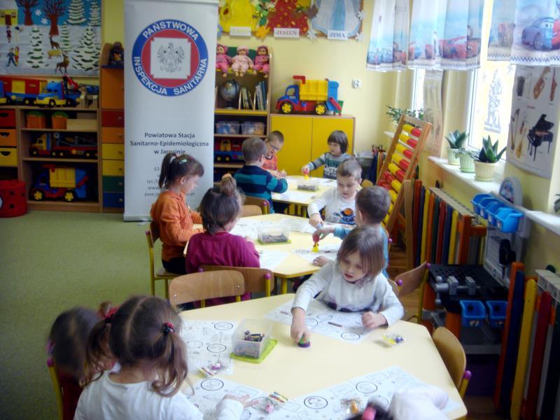 W ramach programu opracowana jest kolorowanka edukacyjna dla dzieci i broszura dla rodziców. Adresatami programu są dzieci 5 i 6 letnie oraz ich rodzice.