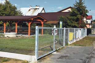 Ozorowice na boisku sportowym zamontowaliśmy piłkochwyty, a do utrzymania terenów zielonych zakupiliśmy kosiarkę samojezdną.