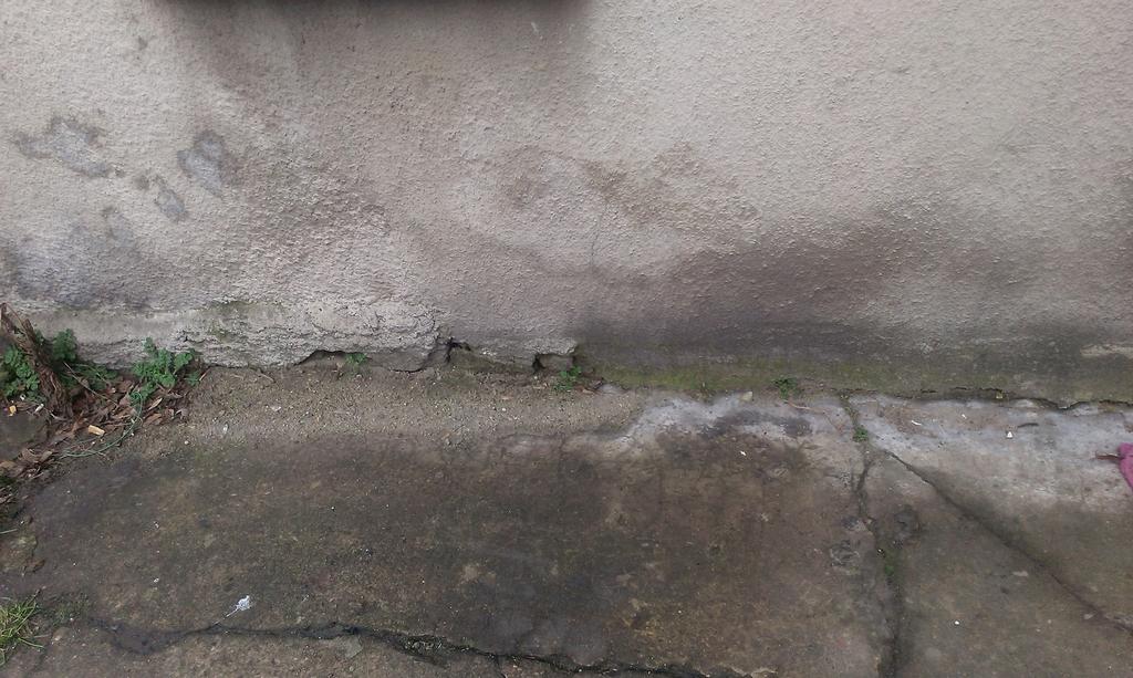 Stan techniczny ścian fundamentowych można określić jako średni.