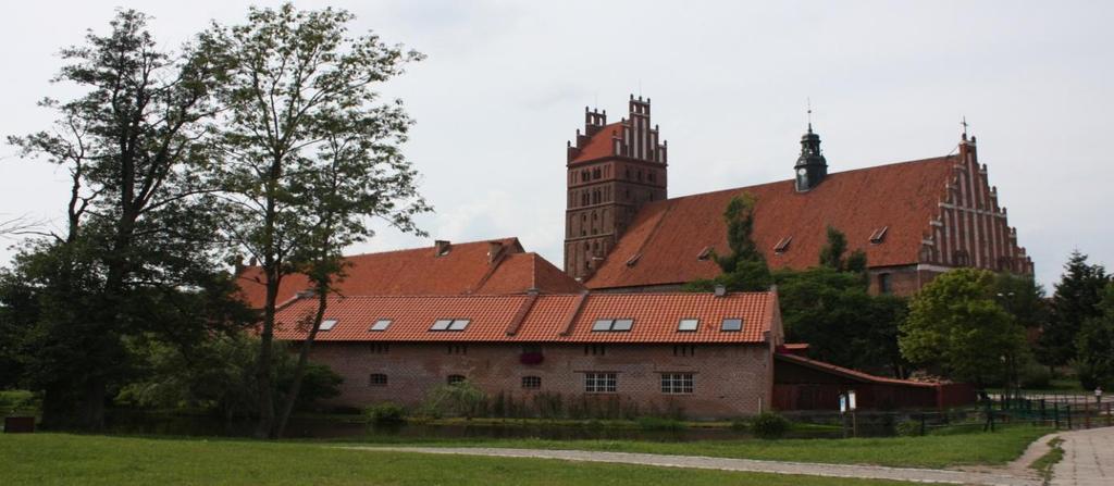 Jego dziedziniec otoczony jest dwupiętrowymi krużgankami, które jako jedyne przetrwały w Polsce w stanie nienaruszonym. Z dawnego wystroju wnętrza zachowały się wspaniałe malowidła ścienne.