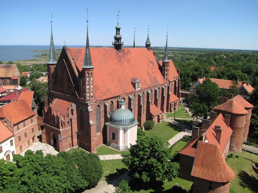 Wzgórze katedralne Wieża Kopernika Do cennych zabytków należy dawny szpital św.