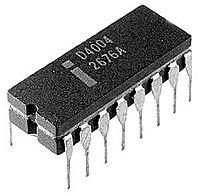 Część 1. Technologia: historia. Pierwszy mikroprocesor CPU, firma Intel, 1971 Intel wprowadza w 1971 r. na rynek układ scalony o nazwie 4004, zawierający 4 bitowy CPU.