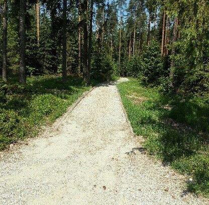 Bezpośrednio przy realizowanej ścieżce wykonano także 3 miejsca postojowe dla rowerzystów wraz z wyposażeniem