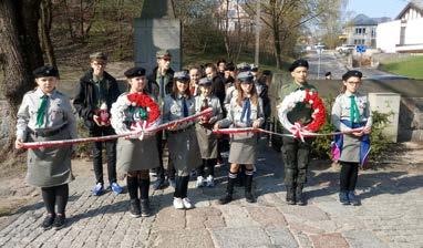 nr 2(8)/2018 HISTORIA I EDUKACJA Bezpiecznie w sieci Uczniowie szkoły podstawowej w Skrzypnem rozmawiali o bezpieczeństwie w sieci z przedstawicielami policji. Dzielnicowy Piotr Kurzydło St.