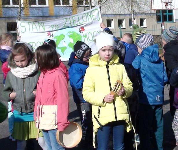 Ponadto uczniowie: klasy 2c wykonali taniec z mopami, 3b