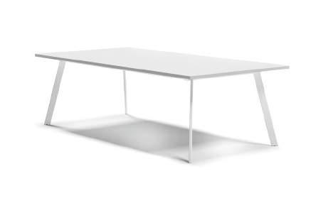 AXY LINE TYP-Y Stoły o podstawie w kształcie litery Y to przykład nieszablonowego designu, który wprowadza do przestrzeni biurowych niecodzienny, pełen elegancji klimat.
