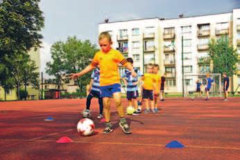 treningów, wyciskając z siebie czasem ostatnie poty Lub po prostu: syna, córkę na nie zapisać.