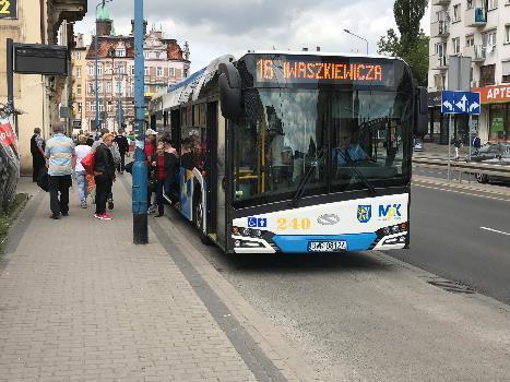 3.3.1 Wskaźnik wykorzystania taboru Aktualnie MPK Legnica sp. z o.o. eksploatuje 64 autobusy, z czego do obsługi linii, ekspediowanych jest: w dni robocze w roku szkolnym 49 autobusów, tj.