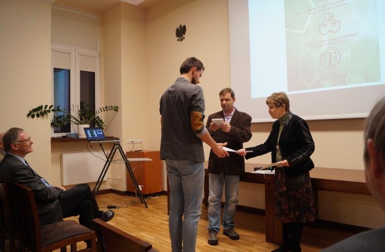 Prof. Jarosław Lewkowski ogłasza wyniki konkursu posterowego. Laureat I miejsca mgr inż. Artur Przydacz odbiera wyróżnienie z rąk Prof. Wandy H.