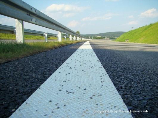 Warunki techniczne umieszczania znaków drogowych Przepisy załącznika stosuje się do znaków drogowych pionowych umieszczanych na drogach twardych. Art. 2. pkt 2 - Ustawa z dnia 20 czerwca 1997 r.