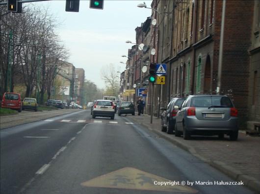 Typowe błędy w oznakowaniu przejścia dla pieszych zbyt duża odległość od przejścia brak jednorodności brak widoczności nadmiar oznakowania