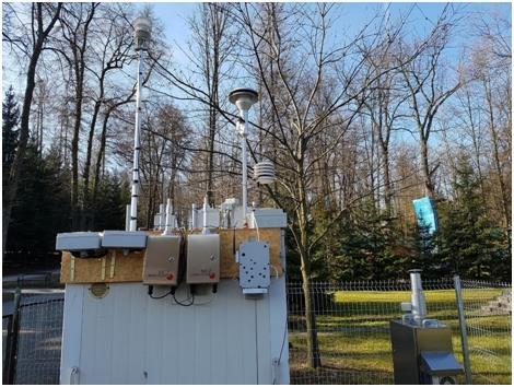 Fot.2. Lokalizacja czujników do pomiaru pyłu zawieszonego PM10 w obrębie stacji pomiarowej 1.