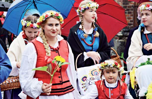 W POWIECIE POWIATOWO-GMINNE ŚWIĘTO PLONÓW W BISKUPCU Pomimo początkowo deszczowej aury, Powiatowo-Gminne Dożynki w Biskupcu zdecydowanie uważać można za udane.