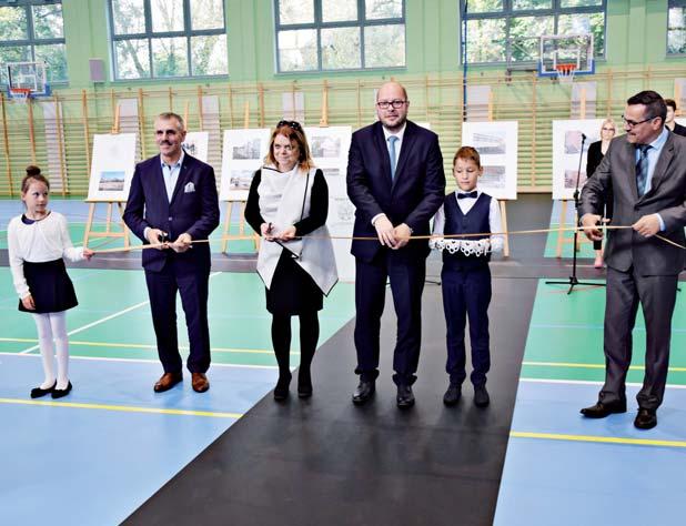 NOWOCZESNA HALA JUŻ SŁUŻY SPORTOWCOM Hala widowiskowo-sportowa przy Zespole Szkół w Biskupcu cieszy nie tylko uczniów - posłuży też innym mieszkańcom miasta i gminy - Piękna, nowoczesna i przede