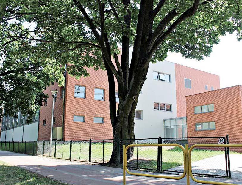 I rzeczywiście, w nieco ponad rok na terenie Zespołu Szkół przy ulicy Chrobrego powstał nowy budynek o wymiarach 28,5m x 55,05m x 11,71m, połączony ciągiem komunikacyjnym ze szkołą z możliwością