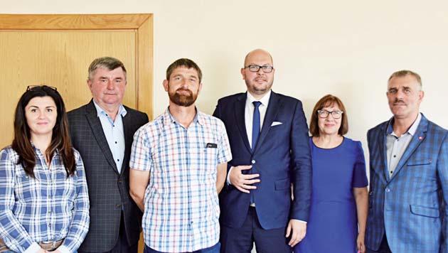 W uroczystości wzięli udział: burmistrz Barczewa Lech Jan Nitkowski, przewodniczący Rady Miejskiej Andrzej Maciejewski, przewodniczący Komisji Oświaty Rafał Surmański, przewodniczący Komisji Sportu,