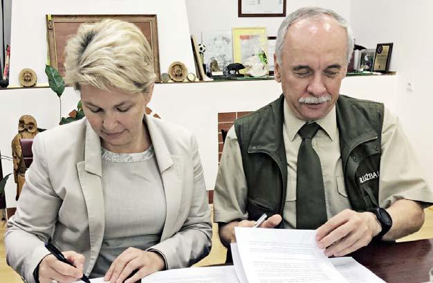Pod umową podpisy złożyli Wójt Gminy Stawiguda Irena Derdoń oraz Nadleśniczy Nadleśnictwa Nowe Ramuki Janusz Jeznach. Zawarta umowa ma na celu długotrwałą poprawę stanu technicznego drogi gminnej.