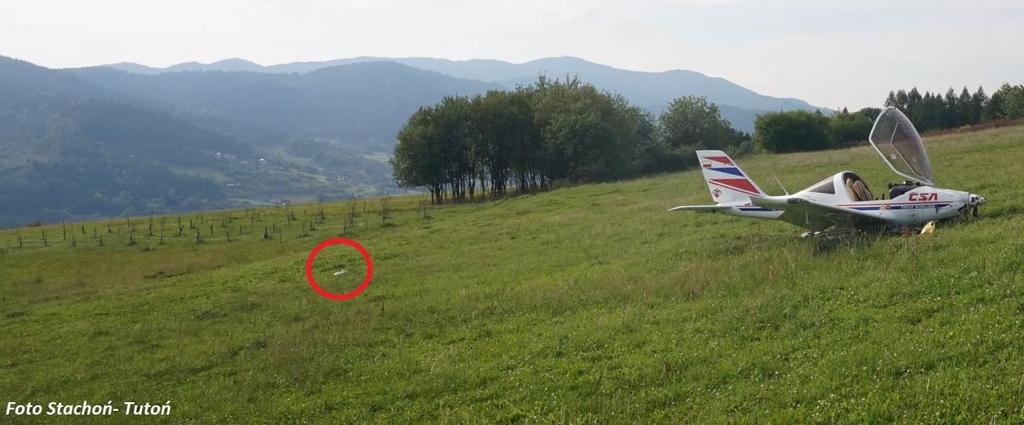 przyziemienia wyłamana została lewa goleń podwozia, samolot odbił się na wysokość około 2 m i przeleciał jeszcze około 20 m.