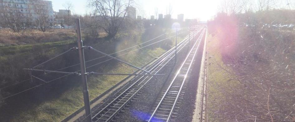 Rys. 54 Wały ziemne wzdłuż linii tramwajowej PST w Poznaniu; torowisko zlokalizowane jest poniżej poziomu terenu na którym znajduje się zabudowa mieszkaniowa Rys. 55 Przykład wału ziemnego - ul.