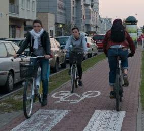 Transport i mobilność miejska Z m i a n y p r z e p i s ó w przegląd treści rozporządzenia MTBiGM w sprawie warunków technicznych dla dróg publicznych i ich usytuowania pod katem preferencji dla