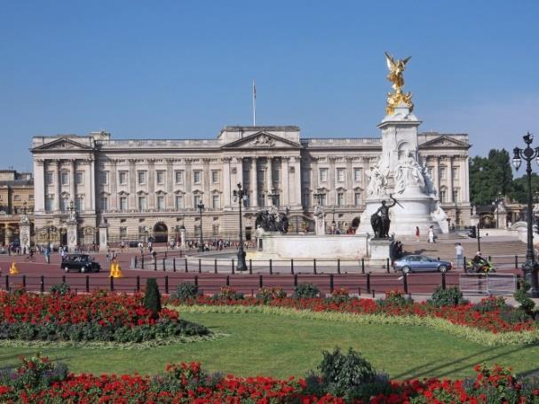 Najważniejsze atrakcje Pałac Buckingham Mieszczący się przy Saint James Park w Londynie Pałac Buckingham to największy na świecie pałac królewski wciąż pełniący swą pierwotną funkcję oraz jedna z