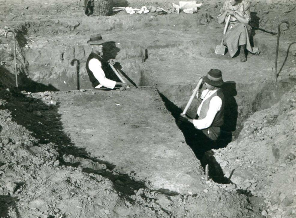 Dziennik badań J. Żurowskiego z lat 20-tych ubiegłego wieku oprócz relacji i dokumentacji archeologicznej zawiera bardzo ciekawe informacje o przebiegu wykopalisk.