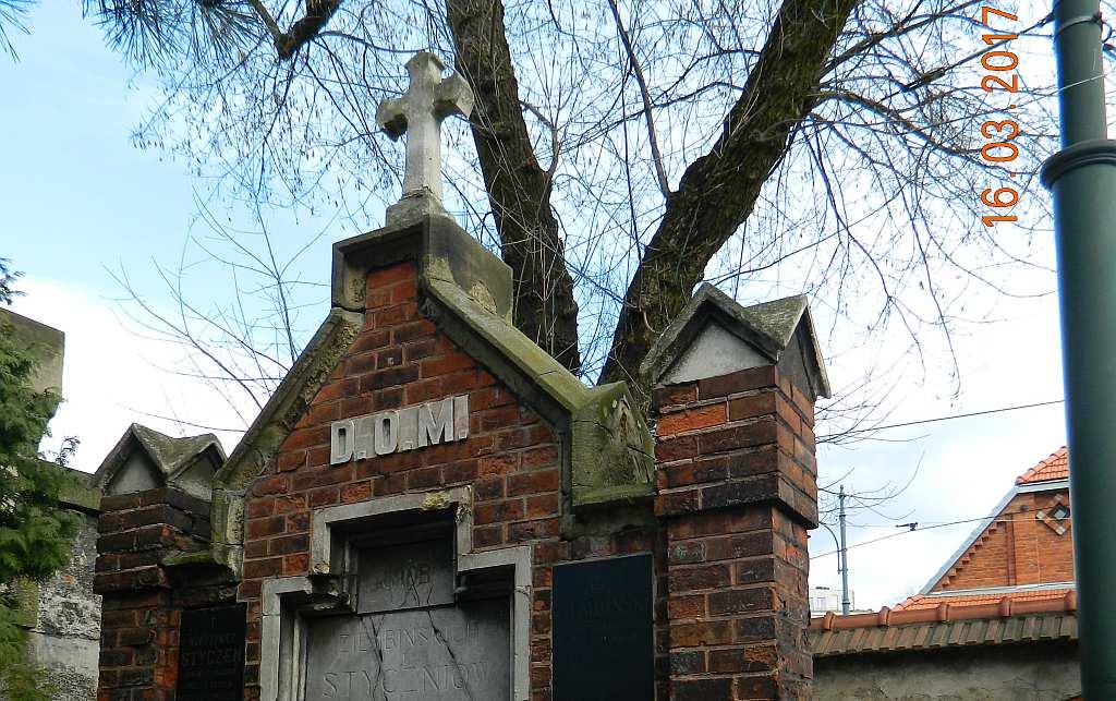109 Fot. nr 186 (186-192). Powrót do grobowca rodzin Ziembińskich i Styczniów, zasłużonych dla Krakowa rodów, który aż prosi się o renowację.