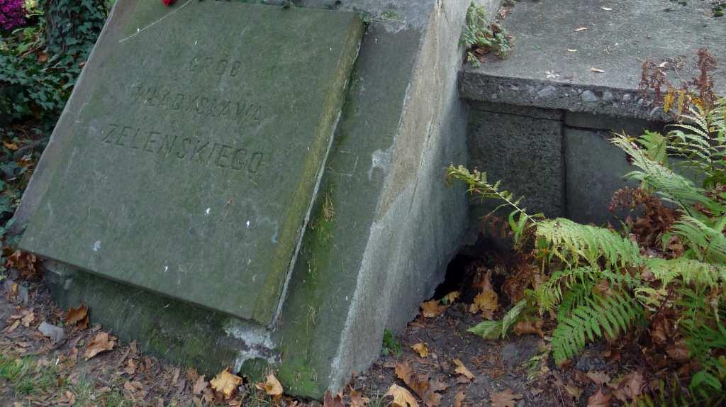 Tu spoczywa również Tadeusz Michałowski