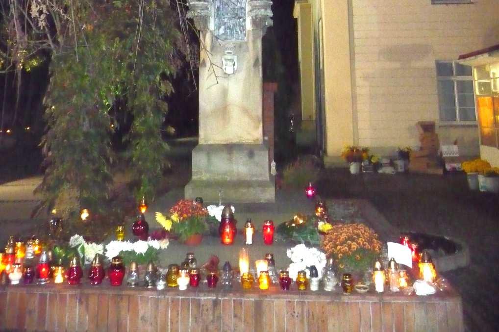 mogiłę, gdzie każdy stara się zapalić świecę za zapomniane osoby. Jeszcze w latach 60.