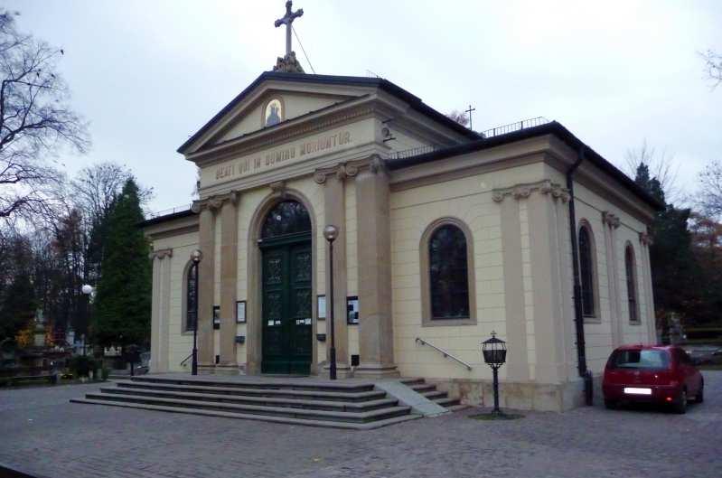 przy głównej alei.