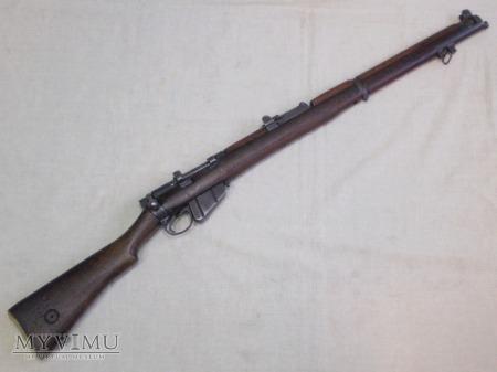 Karabin Lee Enfield SMLE Mk III 208-2-2 Karabin Lee Enfield SMLE Mk III SMLE Mk III to krótki karabin wprowadzony do uzbrojenia w 907r, jest to jedna z najbardziej popularnych odmian Lee Enfielda.