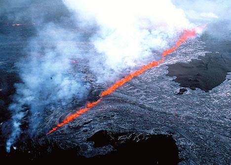 Erupcje szczelinowe (linijne, linearne) mają zazwyczaj spokojny przebieg i dostarczają ponad 80% materiału wulkanicznego, jaki rocznie trafia na