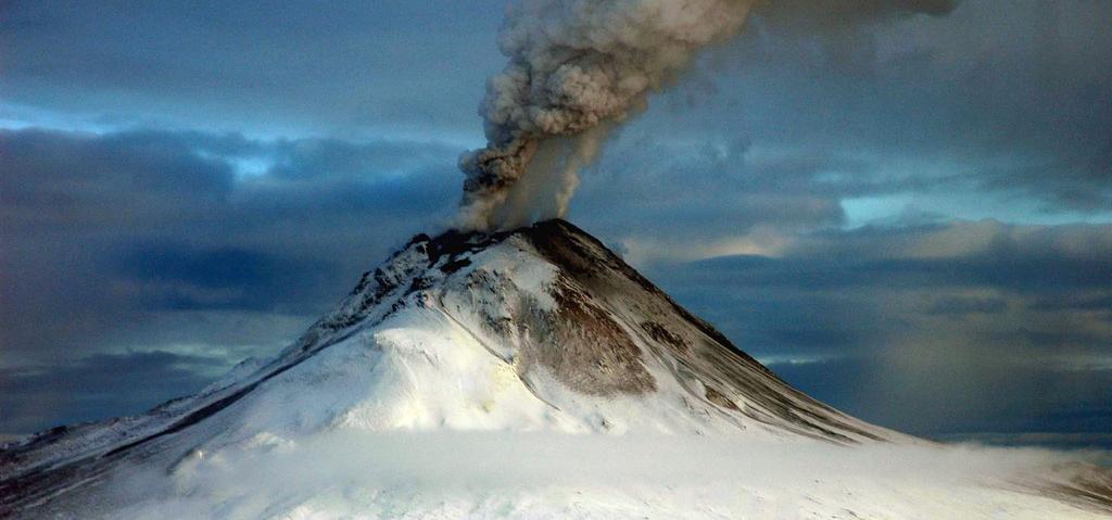 n.p.m. Wulkan ten raz na kilkanaście lat ożywa i przechodzi wzrost aktywności.