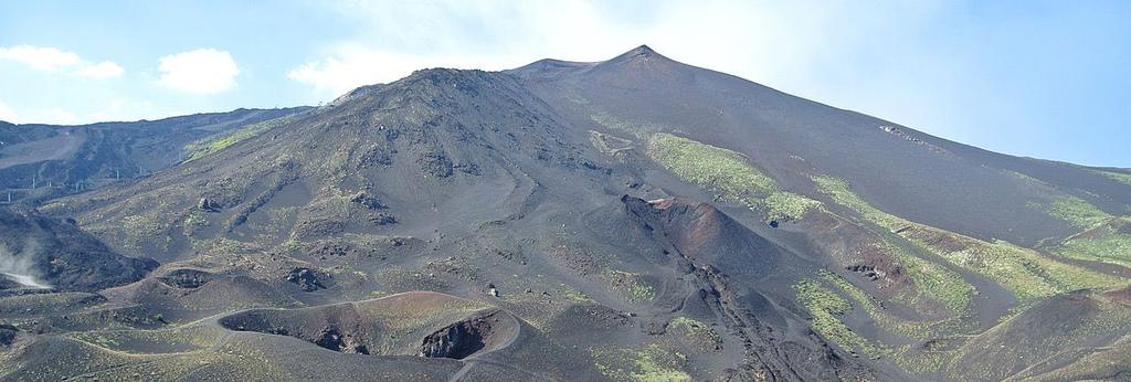 Etna jest obecnie najaktywniejszy wulkanem w Europie. Jest to także najwyższy z wulkanów w Europie (wysokość około 3340 m n.p.m.), zaliczany do stratowulkanów.
