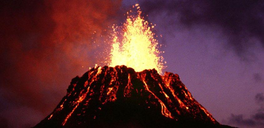 Lawa, czyli stopiona krzemionka, minerały krzemianowe i tlenki metali. Zawiera ona także gazy wulkaniczne.
