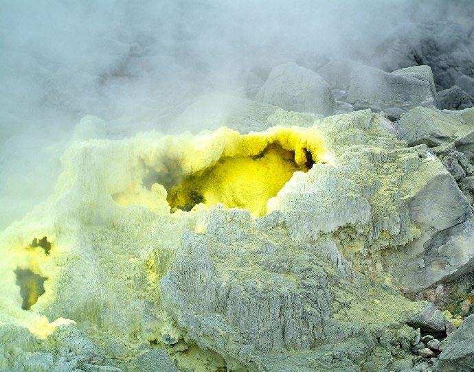 fumarole obecne na obszarach czynnego wulkanizmu, wyziewy pary