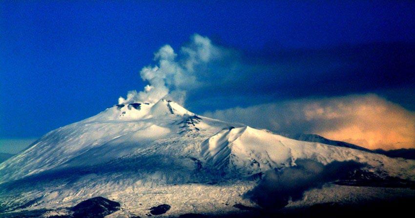 Stratowulkany są najczęściej występującymi na Ziemi wulkanami w których gwałtowne erupcje przeplatane są spokojnymi wylewami