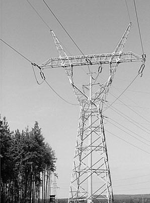 Dotychczas w liniach 220 i 400 kv powszechnie stosowane są w Polsce słupy kratowe.