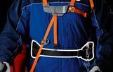 Pełna oferta ergonomicznych szelek Husqvarna uwzględnia wszystkie te aspekty. Szybkie i skuteczne awaryjne odłączanie urządzenia. Podkładka na biodro z amortyzacją posiada ruchome łączenie.