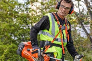 Nie wolno także zapominać o rękawicach, spodniach ochronnych czy obuwiu. Nasza kompletna oferta osprzętu tnącego zapewni efekty pracy, z których będą Państwo dumni. Więcej na stronie 110. 2.