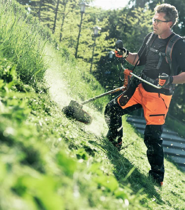 4 BATTERY SERIES PRACUJ BEZ SPALIN I HAŁASU Seria maszyn akumulatorowych Husqvarna to pełna moc, wydajność i intuicyjna obsługa, jakich oczekuje się od Husqvarna.